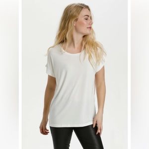 NWOT Culture Kajsa tee in spring gardenia white